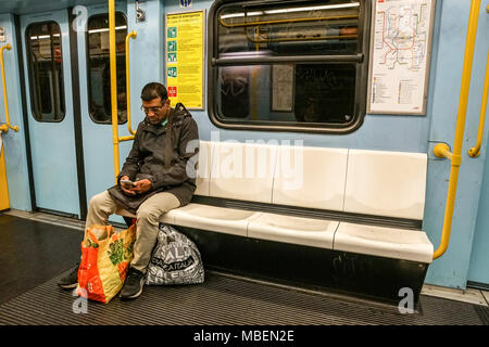 Mailand, Italien - 25. Februar: Pendler in U-Bahn Wagen, die am 25. Februar 2018 in Mailand, Italien. Mailänder U-Bahn-Station ist über drei Zeilen für insgesamt ca. 76 km lange und 84 Stationen in Betrieb ausbreiten. Stockfoto