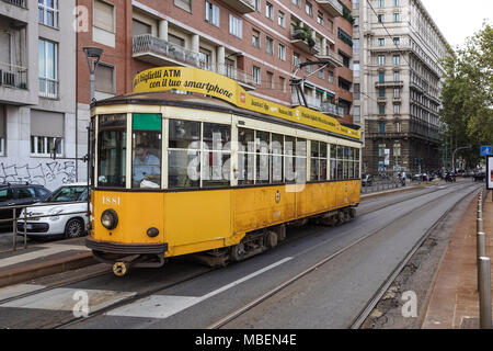 Mailand, Italien - 26 November, 2017 - Ansicht der so Jumbo Straßenbahn genannt, der Azienda Trasporti Milanesi betrieben, im Zentrum von Mailand Stockfoto