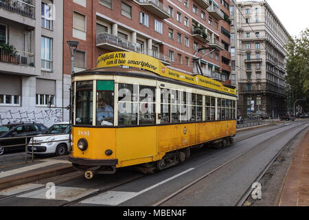 Mailand, Italien - 26 November, 2017 - Ansicht der so Jumbo Straßenbahn genannt, der Azienda Trasporti Milanesi betrieben, im Zentrum von Mailand Stockfoto