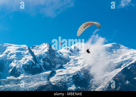 Chamonix-Mont-Blanc (Hochsavoyen, Französische Alpen, Frankreich): gleitschirme über das Mont Blanc Massiv zu fliegen. Stockfoto