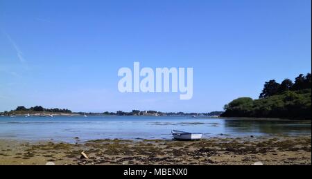 Boot auf einem Strand der Ile aux Moines im Golf von Morbihan, Bretagne, Frankreich gestrandet Stockfoto