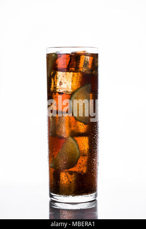 Cuba Libre. Cocktail mit Rum, Limetten und Eis auf weißem Hintergrund. Stockfoto