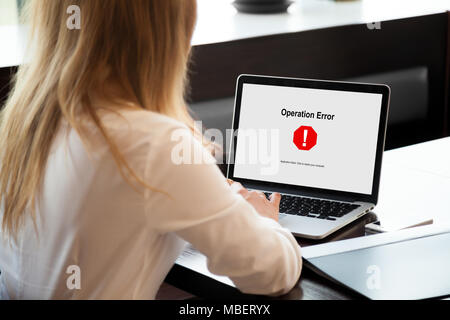 Business Lady auf der Suche nach Laptop Bildschirm mit Fehlermeldung. Unternehmer erfahrene System Ausfall während des Workflows. Computer system Crash, s Stockfoto