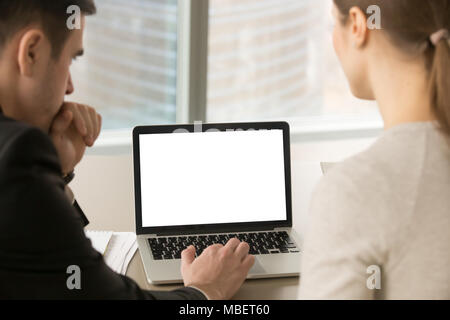 Mann in Anzug und casual Frau Mock up leer Leer Laptop Bildschirm schaut. Kopieren Sie Raum für Business Werbung, Werbung, Produktplatzierung, Corpo Stockfoto