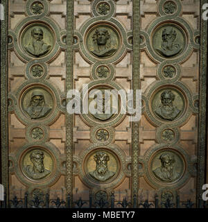 Carven auf der Tür der St.-Stephans-Basilika, Budapest, Ungarn Stockfoto