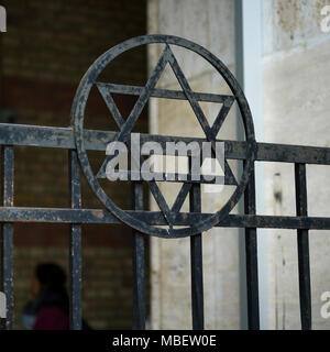 David Stern am Geländer um die Große Synagoge, Dohany Straße, Budapest, Ungarn Stockfoto