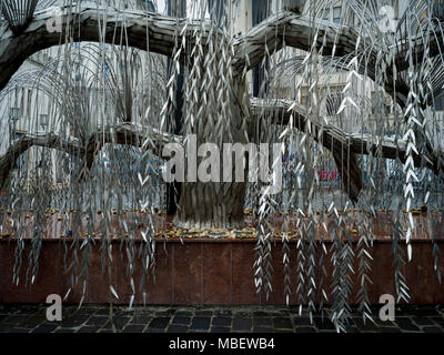 Skulptur von Weeping Willow Tree in Raoul Wallenberg Holocaust Memorial Park am Großen Synagoge, Dohany Straße, Budapest, Ungarn Stockfoto