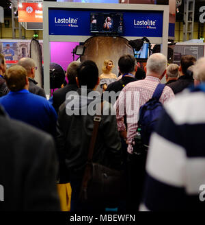 Fotografen um eine junge schöne Modell während einer Demonstration der Beleuchtung in der Fotografie Show im NEC in Birmingham im März 2018 Stockfoto