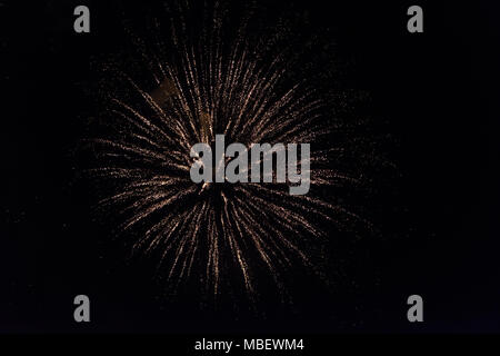 Feuerwerk in der Nacht am Canada Day, Kenora, Lake Of The Woods, Ontario, Kanada Stockfoto