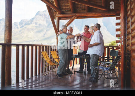 Active Senior Freunde toasten Weingläser auf Kabine Balkon Stockfoto