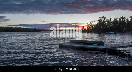 Kanu auf dem Dock in einem See, Kenora, See des Holzes, Ontario, Kanada Stockfoto