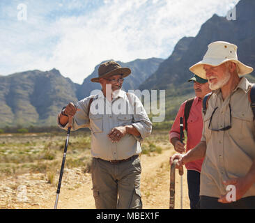 Aktive ältere Männer Freunde wandern Stockfoto