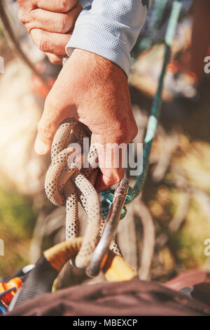 Close up Kletterer Holding geknoteten Seil Stockfoto