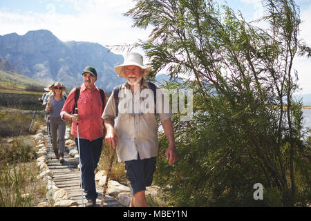 Active Senior Freunde entlang wandern Wanderweg Stockfoto