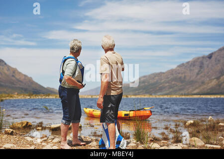 Active Senior paar Vorbereitung im sonnigen Sommer See Kajak Stockfoto