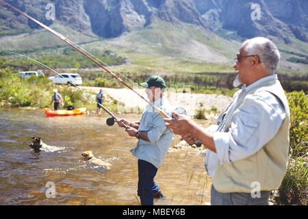 Aktive ältere Männer Freunde Angeln am sonnigen Sommer See Stockfoto