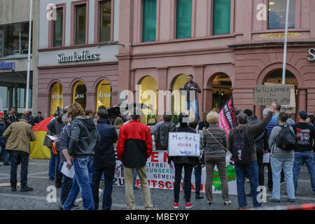 Mainz, Deutschland. 09 Apr, 2018. Die rechten Demonstranten zu einem Sprecher zuhören. Rund 50 Rechtsextreme Demonstranten sammelten sich in der Innenstadt von Mainz, gegen die deutsche Regierung zu protestieren, für die Schließung der Grenzen und gegen Flüchtlinge unter dem Motto 'MErkel hat zu gehen'. Sie wurden von rund 400 Zähler Gehechelt-Demonstranten. Quelle: Michael Debets/Pacific Press/Alamy leben Nachrichten Stockfoto