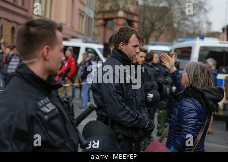 Mainz, Deutschland. 09 Apr, 2018. Counter Demonstrant argumentiert mit einem Polizeioffizier. Rund 50 Rechtsextreme Demonstranten sammelten sich in der Innenstadt von Mainz, gegen die deutsche Regierung zu protestieren, für die Schließung der Grenzen und gegen Flüchtlinge unter dem Motto 'MErkel hat zu gehen'. Sie wurden von rund 400 Zähler Gehechelt-Demonstranten. Quelle: Michael Debets/Pacific Press/Alamy leben Nachrichten Stockfoto