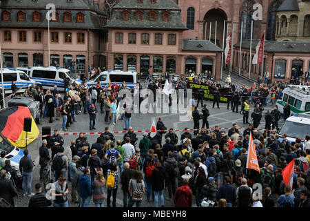 Mainz, Deutschland. 09 Apr, 2018. Die Demonstranten haben die Rechtsextremen Protest umgeben. Rund 50 Rechtsextreme Demonstranten sammelten sich in der Innenstadt von Mainz, gegen die deutsche Regierung zu protestieren, für die Schließung der Grenzen und gegen Flüchtlinge unter dem Motto 'MErkel hat zu gehen'. Sie wurden von rund 400 Zähler Gehechelt-Demonstranten. Quelle: Michael Debets/Pacific Press/Alamy leben Nachrichten Stockfoto