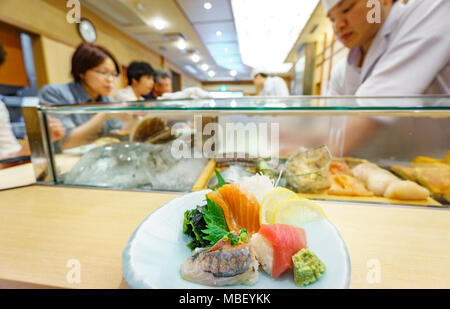 Sushi Platte in einem typischen japanischen Restaurant Stockfoto