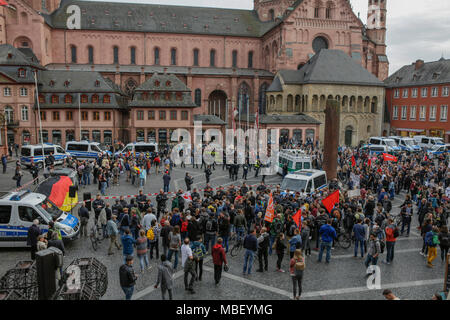 Mainz, Deutschland. 09 Apr, 2018. Die Demonstranten haben die Rechtsextremen Protest umgeben. Rund 50 Rechtsextreme Demonstranten sammelten sich in der Innenstadt von Mainz, gegen die deutsche Regierung zu protestieren, für die Schließung der Grenzen und gegen Flüchtlinge unter dem Motto 'MErkel hat zu gehen'. Sie wurden von rund 400 Zähler Gehechelt-Demonstranten. Quelle: Michael Debets/Pacific Press/Alamy leben Nachrichten Stockfoto