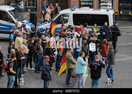 Mainz, Deutschland. 09 Apr, 2018. Rechtsextreme Demonstranten abgebildet auf der Kundgebung. Rund 50 Rechtsextreme Demonstranten sammelten sich in der Innenstadt von Mainz, gegen die deutsche Regierung zu protestieren, für die Schließung der Grenzen und gegen Flüchtlinge unter dem Motto 'MErkel hat zu gehen'. Sie wurden von rund 400 Zähler Gehechelt-Demonstranten. Quelle: Michael Debets/Pacific Press/Alamy leben Nachrichten Stockfoto