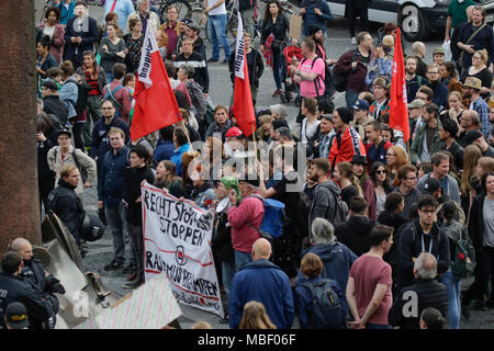 Mainz, Deutschland. 09 Apr, 2018. Der Zähler Demonstranten wave Fahnen und Banner führen. Rund 50 Rechtsextreme Demonstranten sammelten sich in der Innenstadt von Mainz, gegen die deutsche Regierung zu protestieren, für die Schließung der Grenzen und gegen Flüchtlinge unter dem Motto 'MErkel hat zu gehen'. Sie wurden von rund 400 Zähler Gehechelt-Demonstranten. Quelle: Michael Debets/Pacific Press/Alamy leben Nachrichten Stockfoto