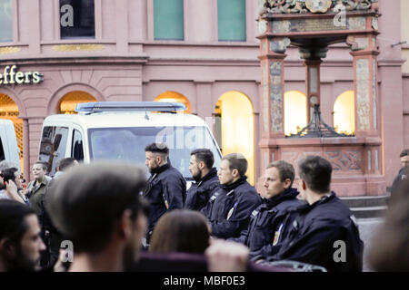 Mainz, Deutschland. 09 Apr, 2018. Die Bereitschaftspolizei trennt die rechten Demonstranten aus dem Zähler protestieren. Rund 50 Rechtsextreme Demonstranten sammelten sich in der Innenstadt von Mainz, gegen die deutsche Regierung zu protestieren, für die Schließung der Grenzen und gegen Flüchtlinge unter dem Motto 'MErkel hat zu gehen'. Sie wurden von rund 400 Zähler Gehechelt-Demonstranten. Quelle: Michael Debets/Pacific Press/Alamy leben Nachrichten Stockfoto