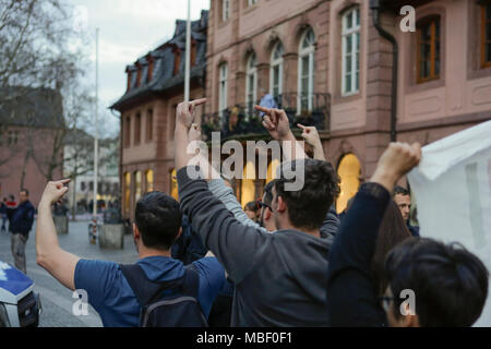 Mainz, Deutschland. 09 Apr, 2018. Gegen Demonstranten geben die mittleren Finger der rechten Demonstranten wie Sie verlassen. Rund 50 Rechtsextreme Demonstranten sammelten sich in der Innenstadt von Mainz, gegen die deutsche Regierung zu protestieren, für die Schließung der Grenzen und gegen Flüchtlinge unter dem Motto 'MErkel hat zu gehen'. Sie wurden von rund 400 Zähler Gehechelt-Demonstranten. Quelle: Michael Debets/Pacific Press/Alamy leben Nachrichten Stockfoto