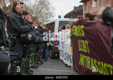 Mainz, Deutschland. 09 Apr, 2018. Die Bereitschaftspolizei trennt die rechten Demonstranten aus dem Zähler protestieren. Rund 50 Rechtsextreme Demonstranten sammelten sich in der Innenstadt von Mainz, gegen die deutsche Regierung zu protestieren, für die Schließung der Grenzen und gegen Flüchtlinge unter dem Motto 'MErkel hat zu gehen'. Sie wurden von rund 400 Zähler Gehechelt-Demonstranten. Quelle: Michael Debets/Pacific Press/Alamy leben Nachrichten Stockfoto