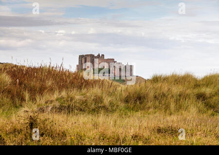 Bamburgh Castle Blick nach Osten auf der Northumberland Küste Stockfoto