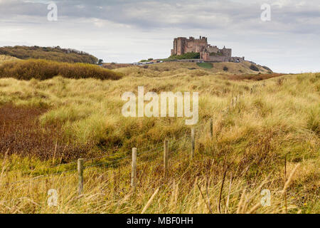 Bamburgh Castle Blick nach Osten auf der Northumberland Küste Stockfoto
