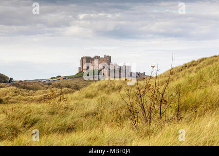 Bamburgh Castle Blick nach Osten auf der Northumberland Küste Stockfoto