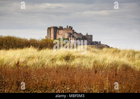 Bamburgh Castle Blick nach Osten auf der Northumberland Küste Stockfoto