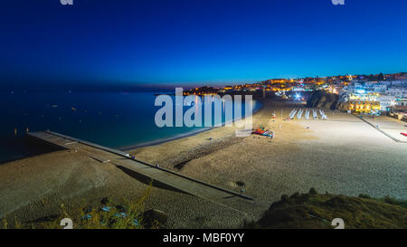 Panoramablick nahe Aussicht im Sommer am Strand von Albufeira in Portugal Stockfoto