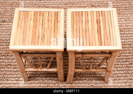 Natural bamboo Stuhl auf Jute Haufen handgewebten Teppich Stockfoto