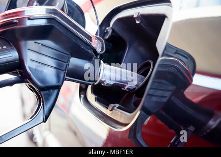 Betanken des Autos mit Benzin oder Diesel tanken Gewehr in den Tank schließen Stockfoto