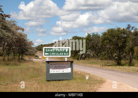 Ein Zeichen für das Spiel Park und der Circular Road in Matobo Nationalpark, Simbabwe, der Nationalpark liegt im Südwesten des Landes. Stockfoto