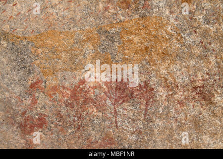 Alte Felsenkunst in Matobo National Park in Simbabwe. Das Gemälde zeigt ein Tier und Bäumen. Stockfoto