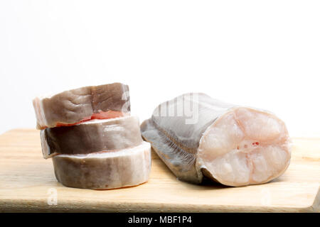 Steaks und Heck von einem Europäischen conger Aal gefangen von Chesil Beach Dorset UK. Steaks vom Heck eines Conger enthalten viele kleine Stockfoto