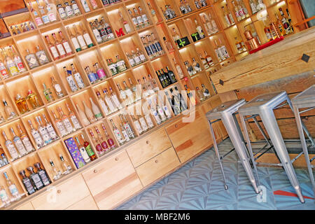 Ein mezcal Bar in Oaxaca, Mexiko, zeigt Sorten der Alkohol in dieser kleinen Bar. Stockfoto