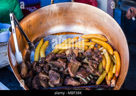 Bronze Pot (paila), mit gebratenem Schweinefleisch und Bananen Stockfoto