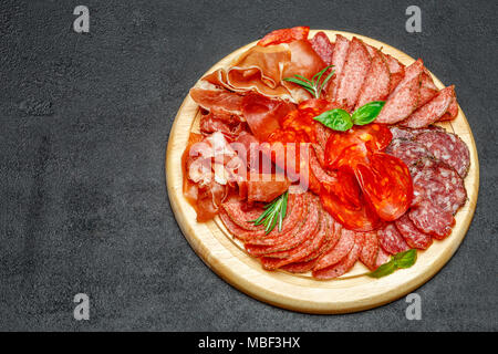 Wurst Platte mit Salami und Chorizo Wurst auf Holzbrett Stockfoto