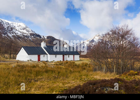 Blackrock Cottage mit buachaille Etiv Mor im Hintergrund, Rannoch Moor, Glencoe, Scottish Highlands, Schottland, UK im März - Black Rock Cottage Stockfoto