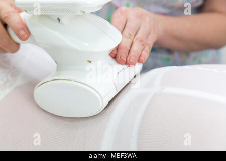 Das Mädchen tut LPG Massage auf Hände, Beine, Bauch und Gesäß Körpergewicht zu reduzieren. Stockfoto