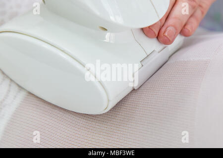 Das Mädchen tut LPG Massage auf Hände, Beine, Bauch und Gesäß Körpergewicht zu reduzieren. Stockfoto