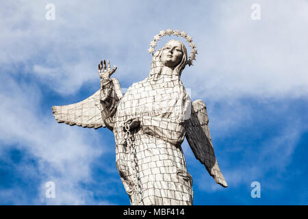 QUITO, Ecuador - 14. Juni 2015: Das Denkmal der Virgen del Panecillo herrliche Blicke in den Morgen auf der Oberseite der kleinen Hügel in der Mitte des Th Stockfoto