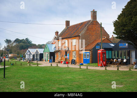 Walberswick Suffolk, Blick auf eine Reihe von Geschäften auf dem Dorfplatz im Zentrum von Walberswick, Suffolk, England, UK. Stockfoto