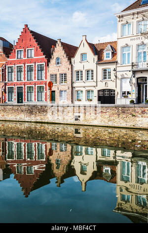 Ausblick auf den Kanal und die historischen Patrizierhäusern entlang der Langerei in Brügge (Brugge), Belgien. Stockfoto