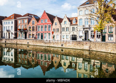 Ausblick auf den Kanal und die historischen Patrizierhäusern entlang der Langerei in Brügge (Brugge), Belgien. Stockfoto